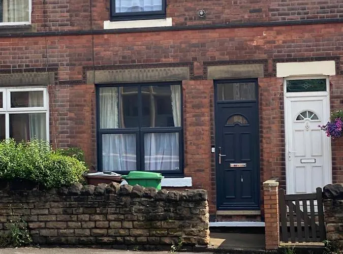 Comfortable 2 Bedroom Home From Home With Parking