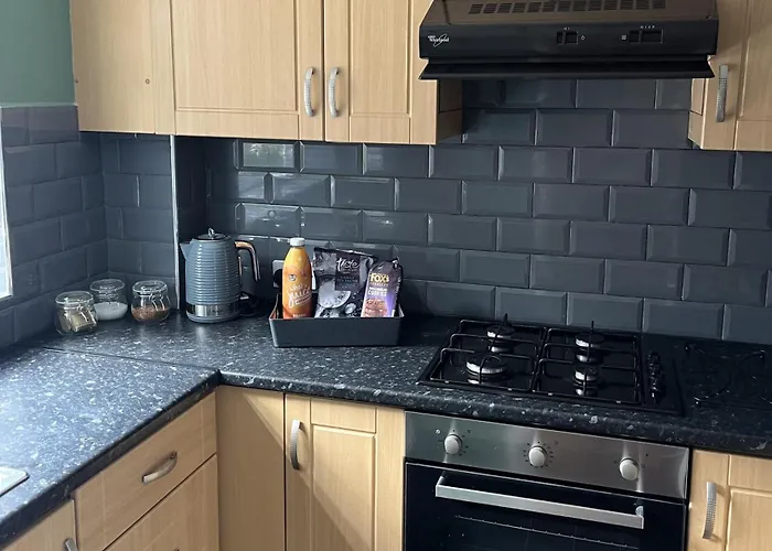 Claygate Place - Entire 2 Bed House, Off Street Parking - Perfect For Holiday Breaks Or Contractors