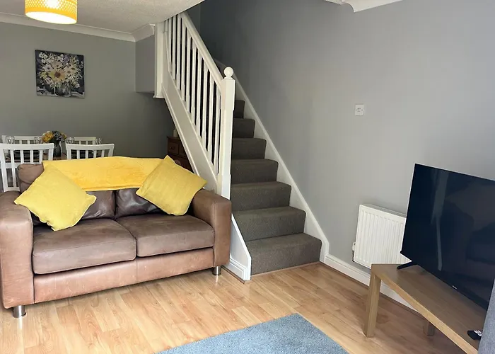 Claygate Place - Entire 2 Bed House, Off Street Parking - Perfect For Holiday Breaks Or Contractors