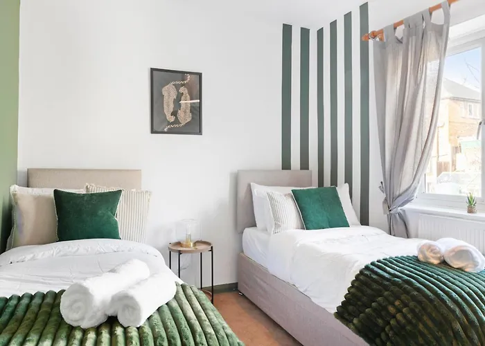 Stylish 3 Bedroom Home - Spacious - Beautifully Presented - Flex Check-In - Free Parking