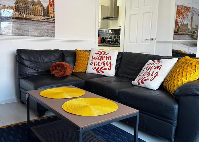 Peaceful & Convenient For Business Trip & Families Holiday & Working Proffesional-Long Term Deals Available , M1 J25-10Min , Wi-Fi 500Mb , Netflix , Secure Huge Private Garden With 6 Cars Parking Space , Fully Equiped Kitchen , Few Local Shops Near B