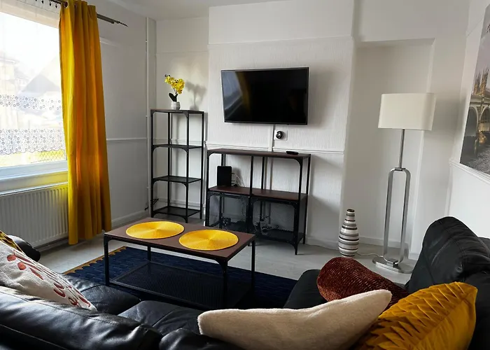Peaceful & Convenient For Business Trip & Families Holiday & Working Proffesional-Long Term Deals Available , M1 J25-10Min , Wi-Fi 500Mb , Netflix , Secure Huge Private Garden With 6 Cars Parking Space , Fully Equiped Kitchen , Few Local Shops Near B