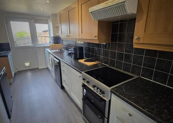 Affordable 3 Bedroom House,Sleeps 5,Free Parking,Close To City, Home From Home