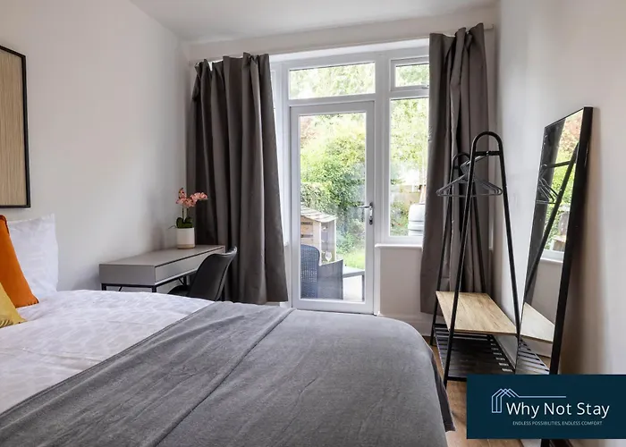 Stylish 5 Bed Home In Beeston
